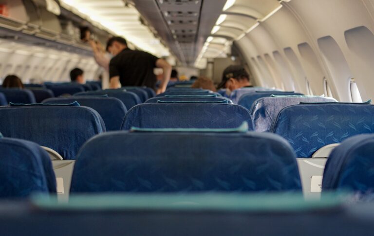 飛行機代が安くなるタイミングを見極める方法は？