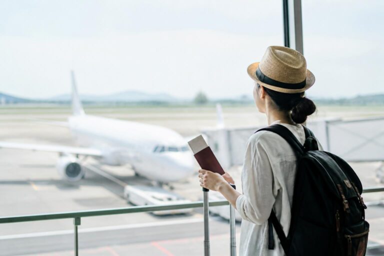 お盆に飛行機を安く予約するためのポイントは？