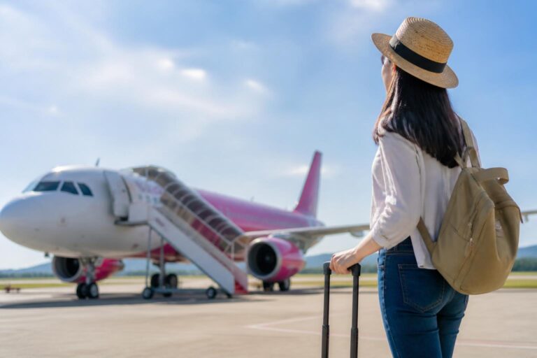 お盆に飛行機が高い理由とその対策は？